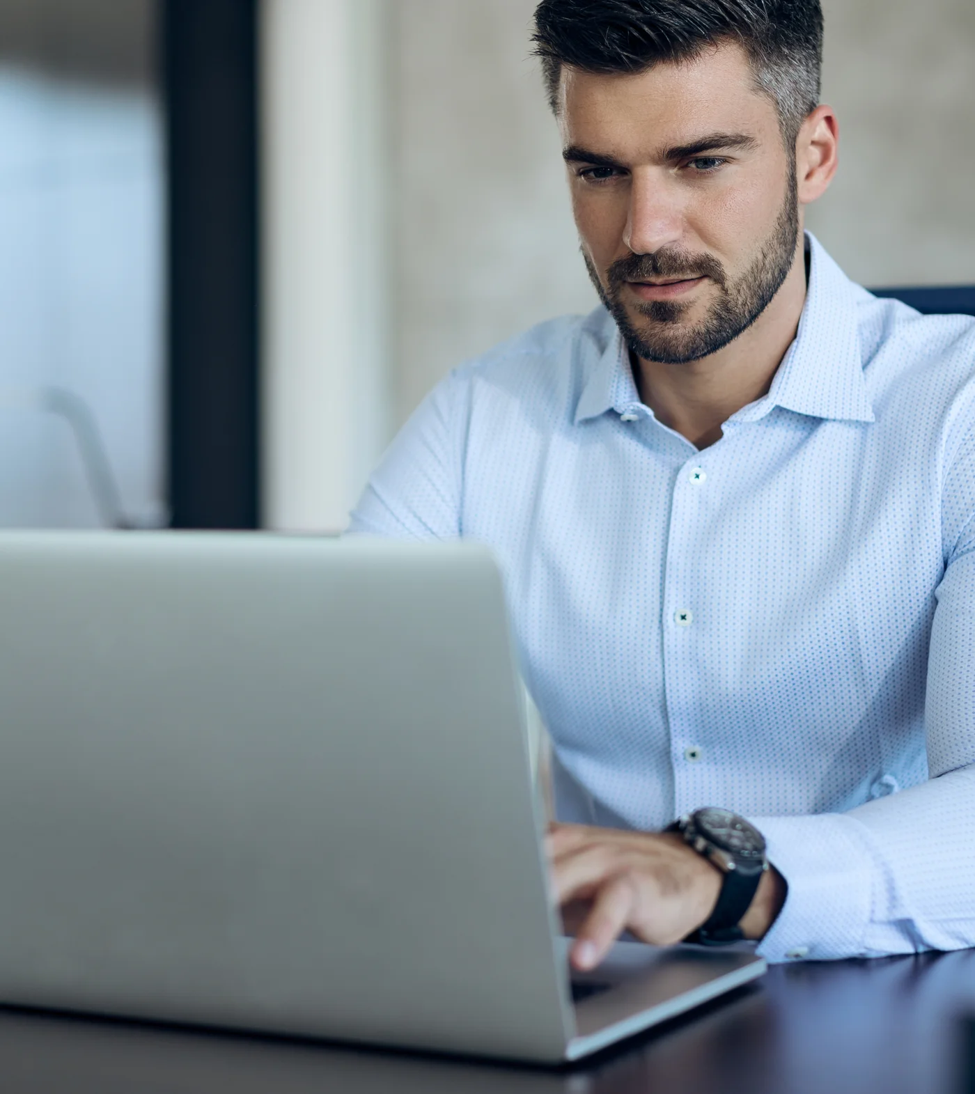 Profissional analisando indicadores do e-commerce em um notebook