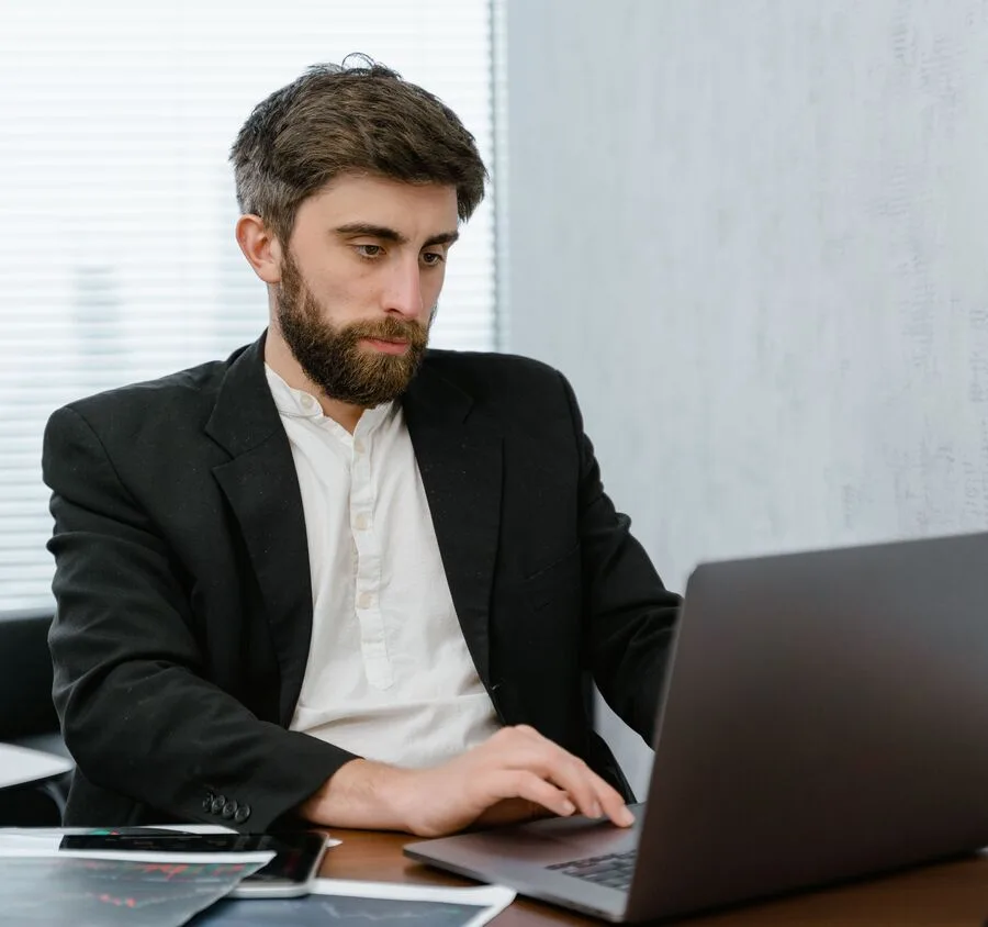 Profissional acompanhando indicadores e catálogo do e-commerce em um notebook